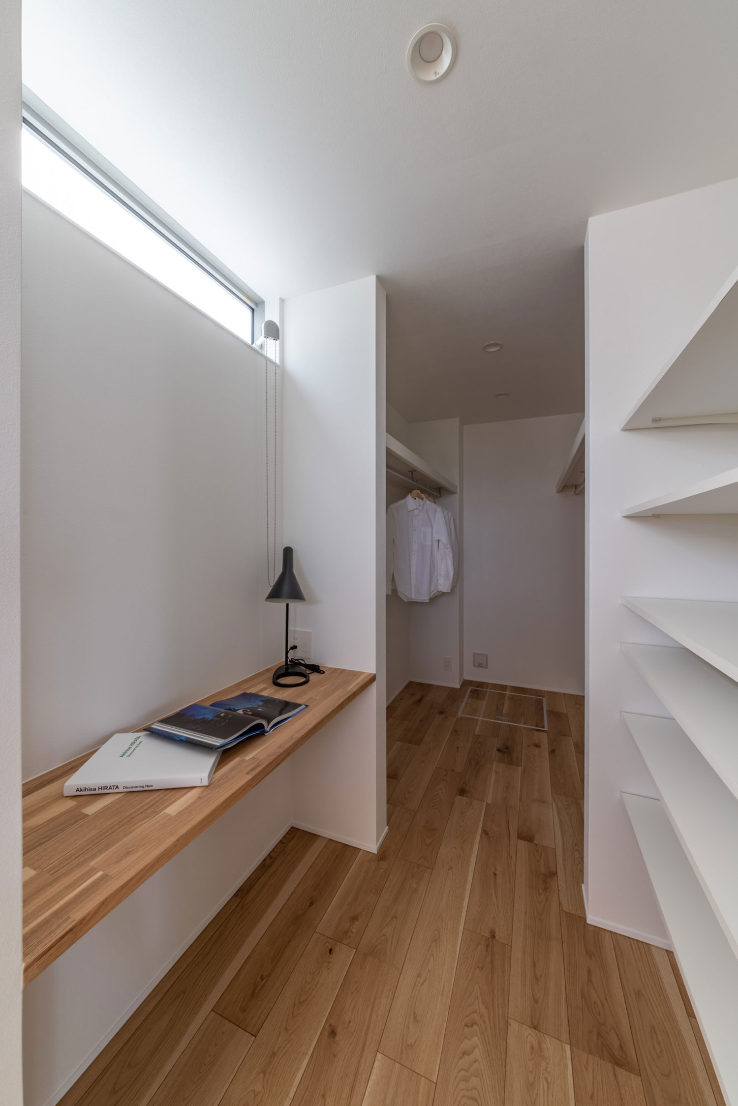 ウォークインクローゼットの中に壁付けのデスクスペースがある・フリーダムアーキテクツの事例 注文住宅・デザイン住宅建築実例_『CASE704 with a view』_書斎