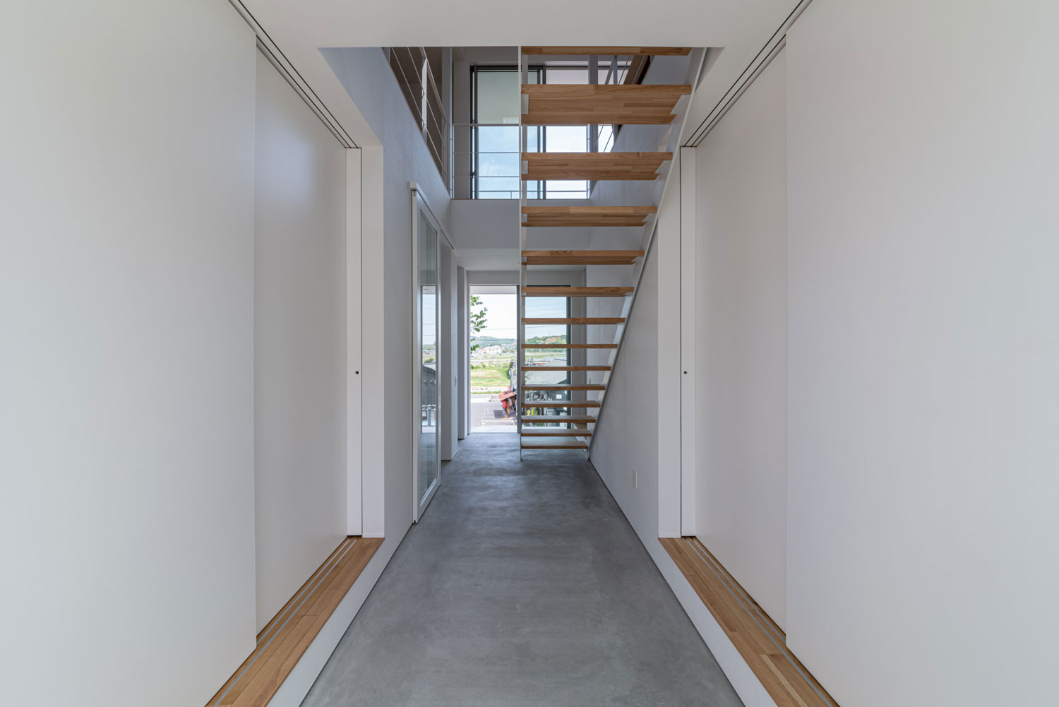 白い引き戸が設けられた部屋・フリーダムアーキテクツの事例 注文住宅・デザイン住宅建築実例_『CASE704 with a view』_玄関