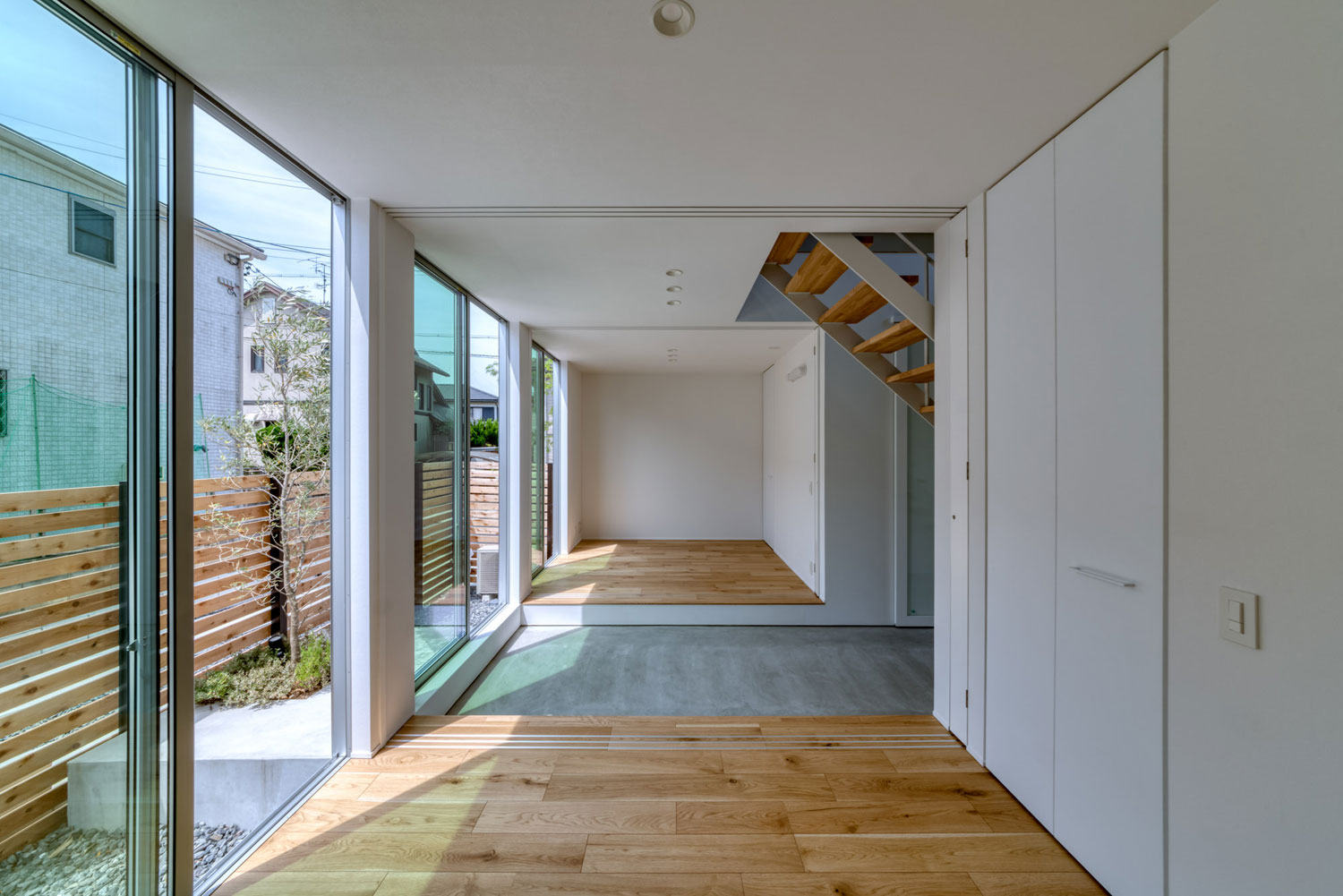 壁一面に窓が設けられた開放感のある空間・フリーダムアーキテクツの事例 注文住宅・デザイン住宅建築実例_『CASE704 with a view』_子供部屋