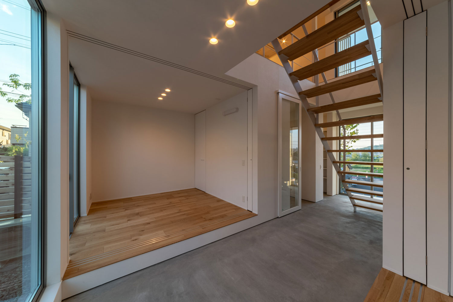 白を基調とした、フローリングのシンプルな個室・フリーダムアーキテクツの事例 注文住宅・デザイン住宅建築実例_『CASE704 with a view』_子供部屋