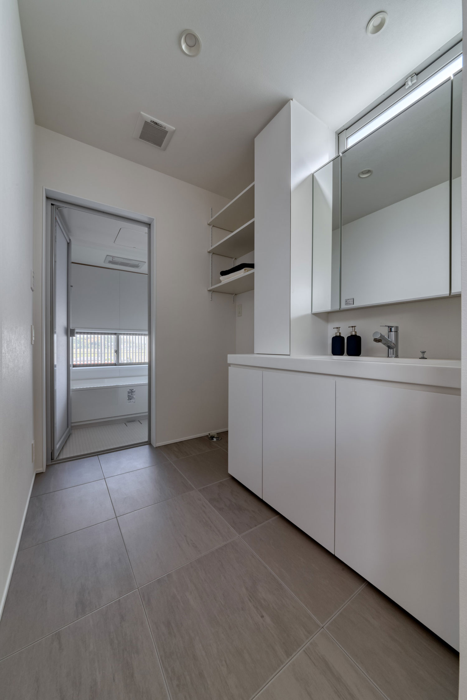 白を基調としたタイル張りの洗面所・フリーダムアーキテクツの事例 注文住宅・デザイン住宅建築実例_『CASE704 with a view』_浴室・洗面所