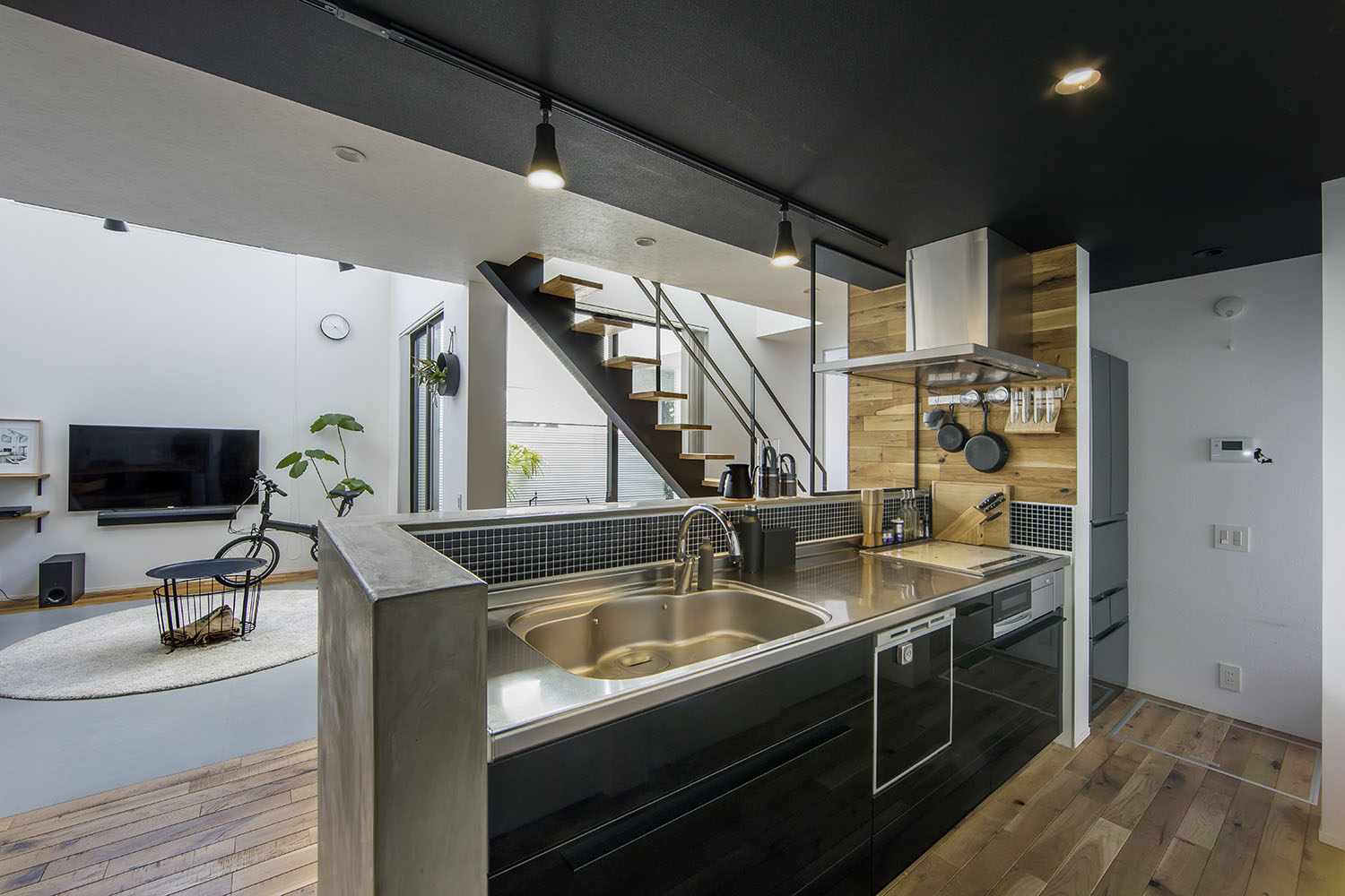 モルタルの腰壁がある黒のペニンシュラキッチン・フリーダムアーキテクツの事例 注文住宅・デザイン住宅建築実例_『CASE706 Re:load』_キッチン