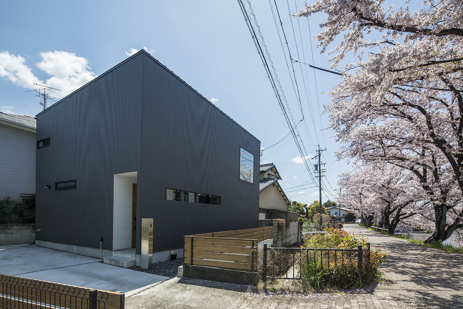 桜並木のそばに建つ、黒いキューブ状の住宅・フリーダムアーキテクツの事例 注文住宅・デザイン住宅建築実例_『CASE706 Re:load』_外観