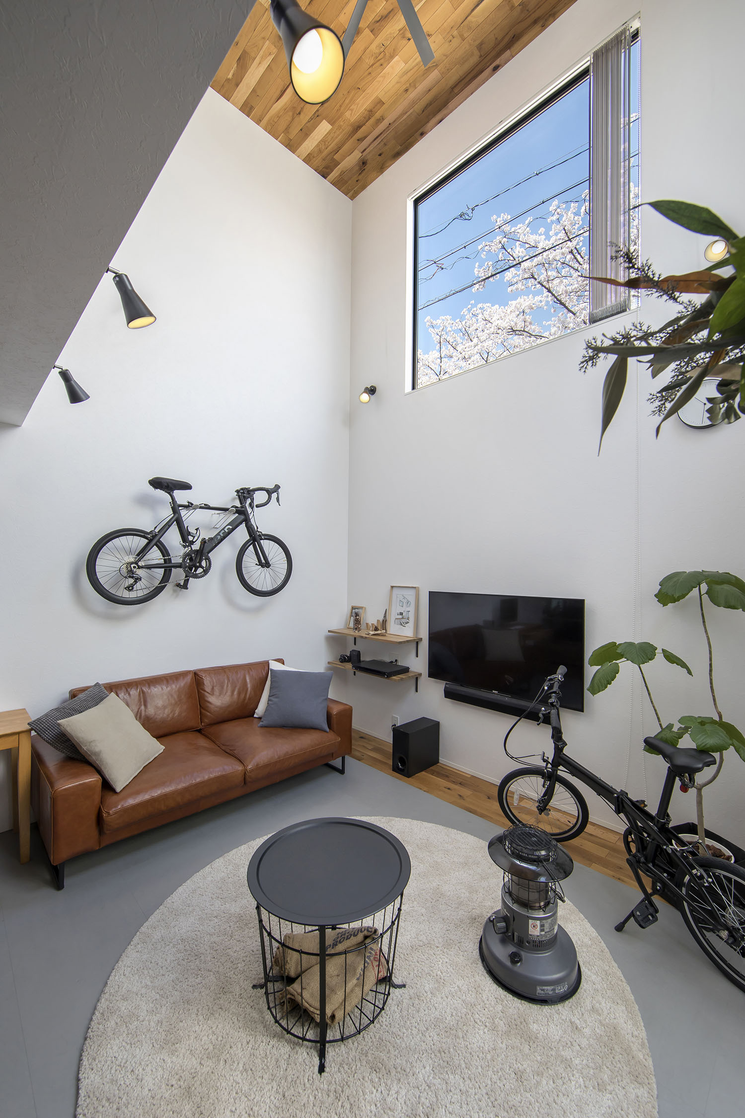 壁に自転車が掛けられている、吹き抜けのLDK・フリーダムアーキテクツの事例 注文住宅・デザイン住宅建築実例_『CASE706 Re:load』_LDK