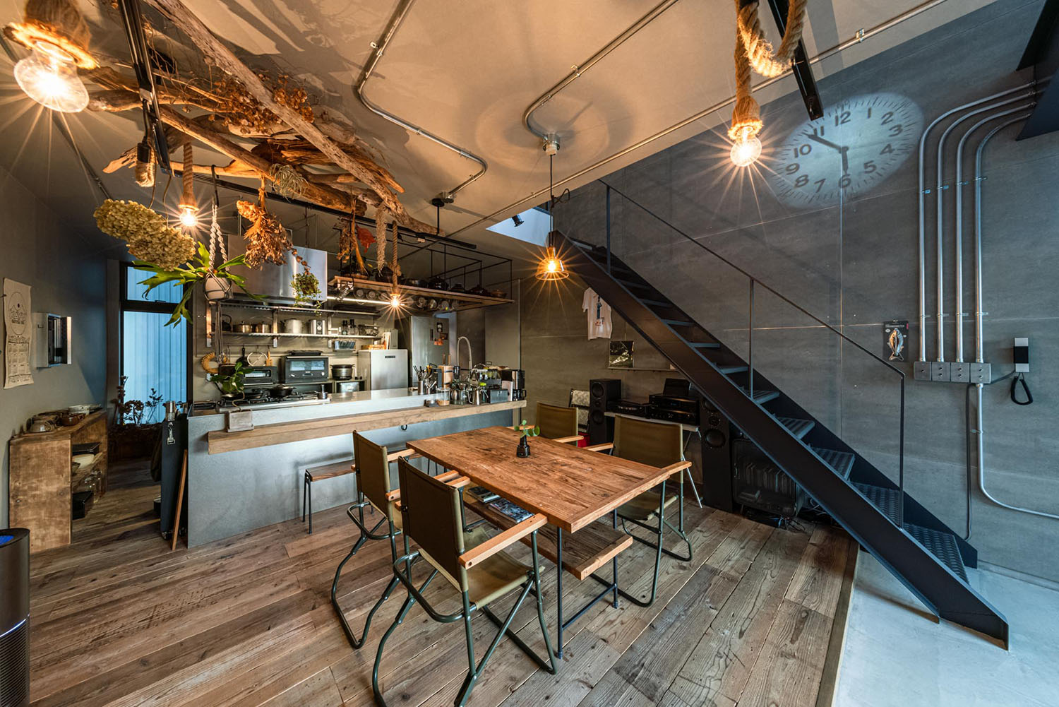 プロジェクターによってコンクリートの壁に時計が映し出された部屋・フリーダムアーキテクツの事例 注文住宅・デザイン住宅建築実例_『CASE707 IGNIS』_LDK