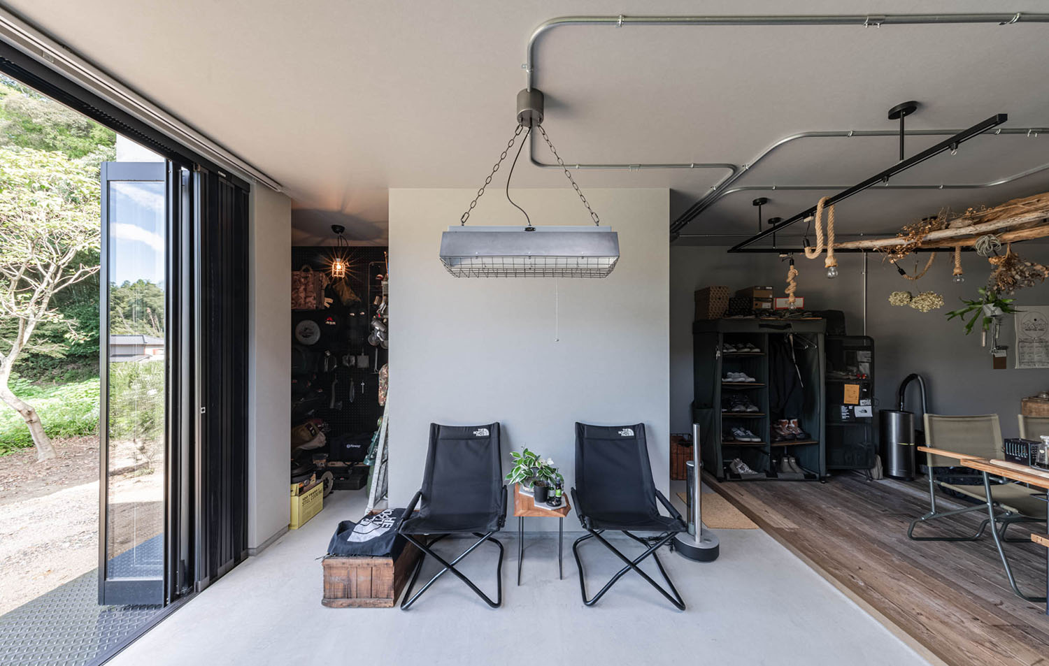 折り畳み椅子が置かれた、LDKと繋がる土間・フリーダムアーキテクツの事例 注文住宅・デザイン住宅建築実例_『CASE707 IGNIS』_玄関