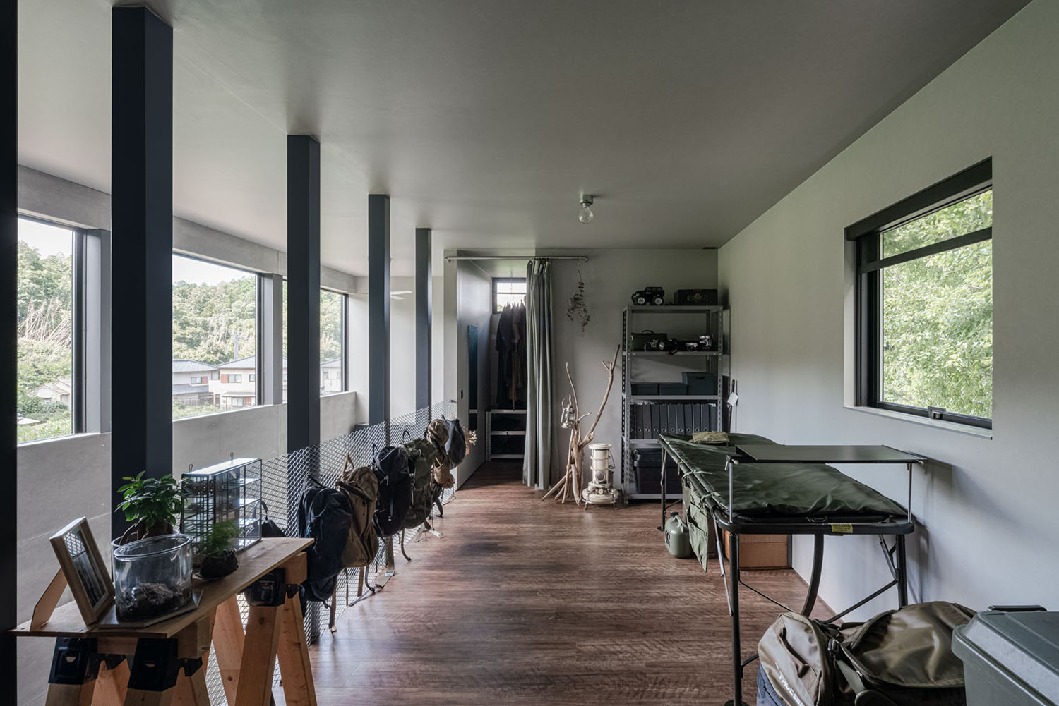リュックサックやキャンプ道具が置かれた部屋・フリーダムアーキテクツの事例 注文住宅・デザイン住宅建築実例_『CASE707 IGNIS』_フリースペース