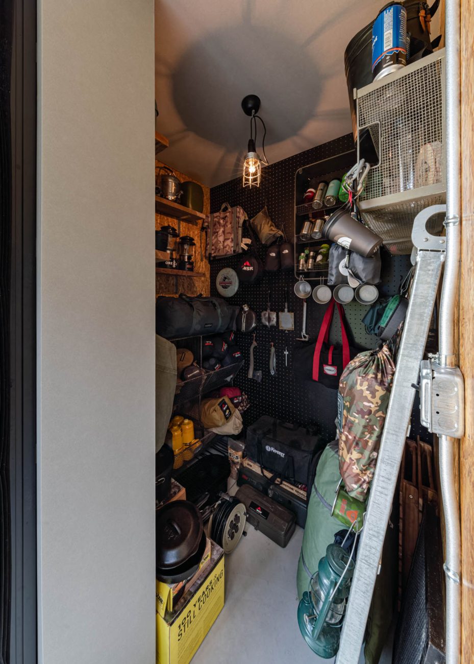 キャンプ道具が多く収納された部屋・フリーダムアーキテクツの事例 注文住宅・デザイン住宅建築実例_『CASE707 IGNIS』_玄関