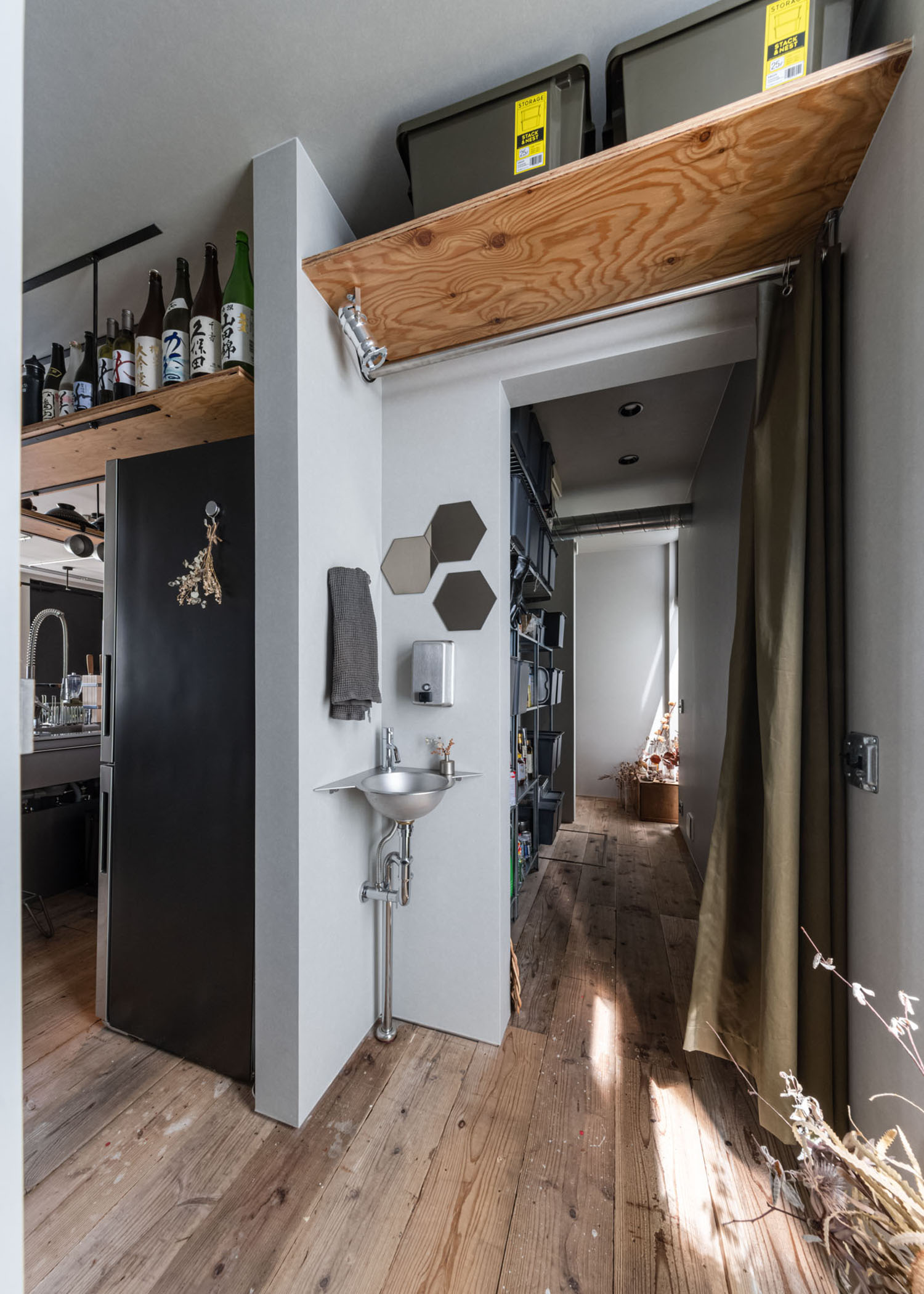 部屋の隅に手洗いカウンターが設けられ、天井近くに棚がある部屋・フリーダムアーキテクツの事例 注文住宅・デザイン住宅建築実例_『CASE707 IGNIS』_廊下