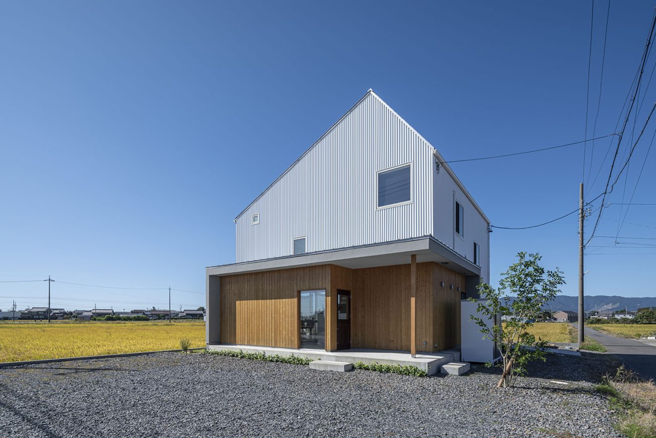 田園風景の中に建つ、三角屋根の家・フリーダムアーキテクツの事例 注文住宅・デザイン住宅建築実例_『CASE708 光と影のいえ』_外観