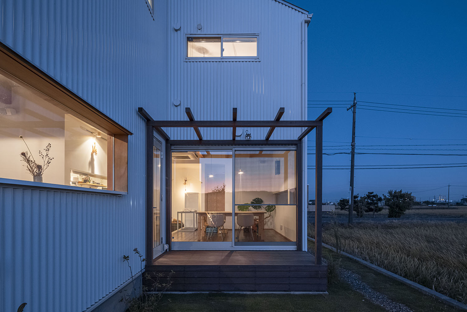 庭から室内の様子が見える・フリーダムアーキテクツの事例 注文住宅・デザイン住宅建築実例_『CASE708 光と影のいえ』_外観