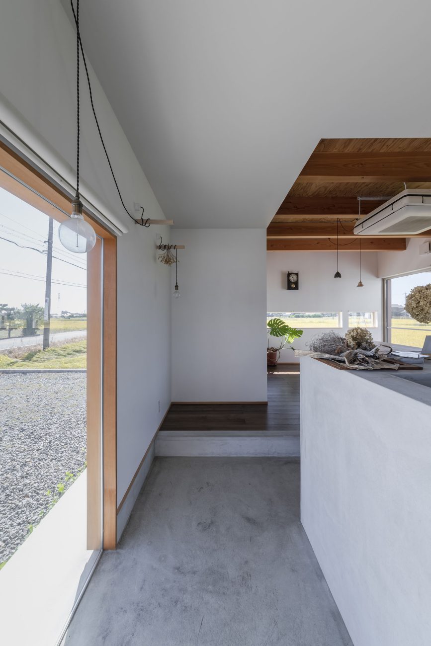 外の景色が見える土間の玄関・フリーダムアーキテクツの事例 注文住宅・デザイン住宅建築実例_『CASE708 光と影のいえ』_玄関