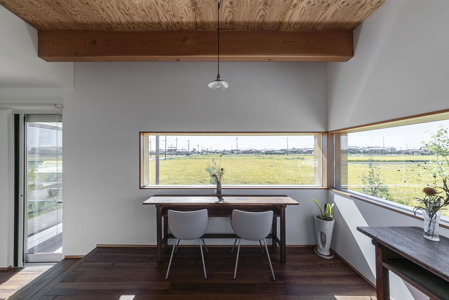 細長いコーナー窓に沿って机が置かれた部屋・フリーダムアーキテクツの事例 注文住宅・デザイン住宅建築実例_『CASE708 光と影のいえ』_LDK