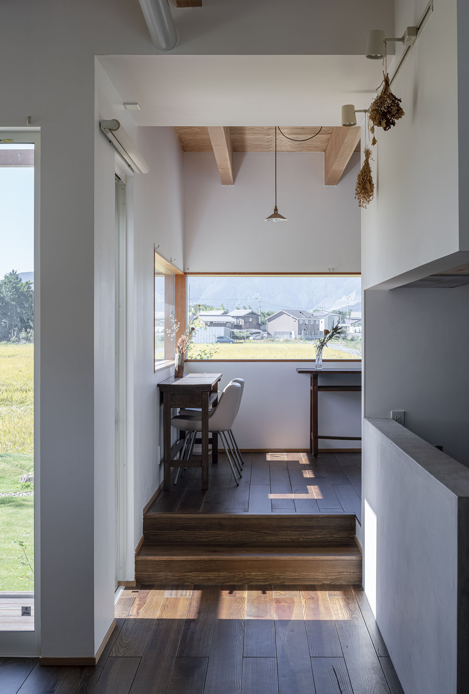 外の景色が見えるスキップフロアの部屋・フリーダムアーキテクツの事例 注文住宅・デザイン住宅建築実例_『CASE708 光と影のいえ』_LDK