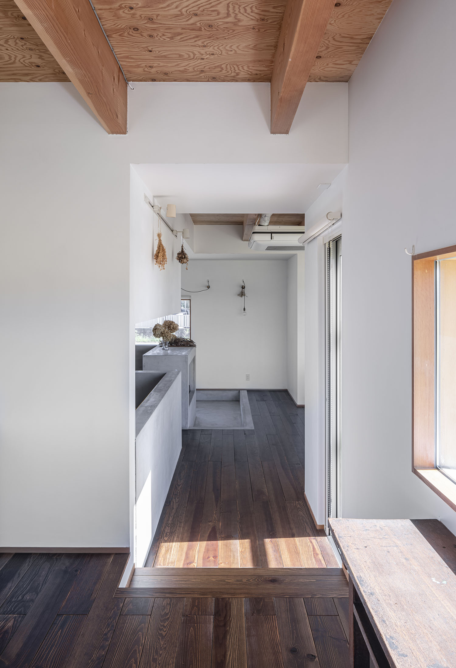 無垢材のフローリングを使用し、天井は梁見せ天井になった部屋・フリーダムアーキテクツの事例 注文住宅・デザイン住宅建築実例_『CASE708 光と影のいえ』_LDK