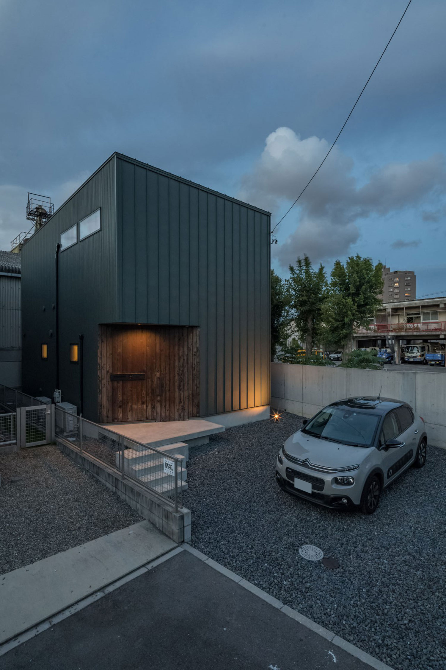 キューブ状の外観の住宅の前に車が一台止められている・フリーダムアーキテクツの事例 注文住宅・デザイン住宅建築実例_『CASE705 evergreen』_外観