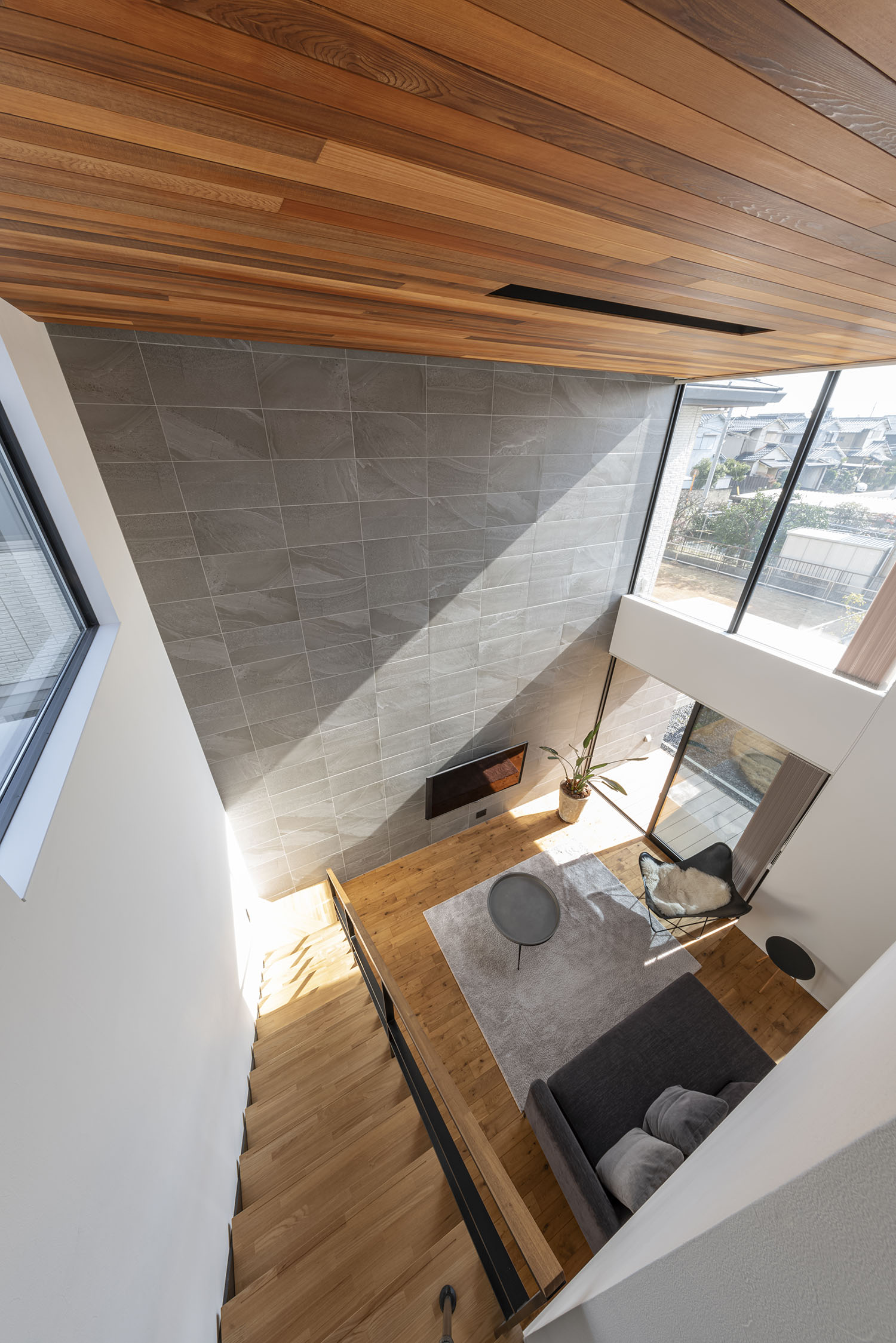 吹き抜けから見た一階のLDKの様子・フリーダムアーキテクツの事例 注文住宅・デザイン住宅建築実例_『CASE709 sumika』_LDK