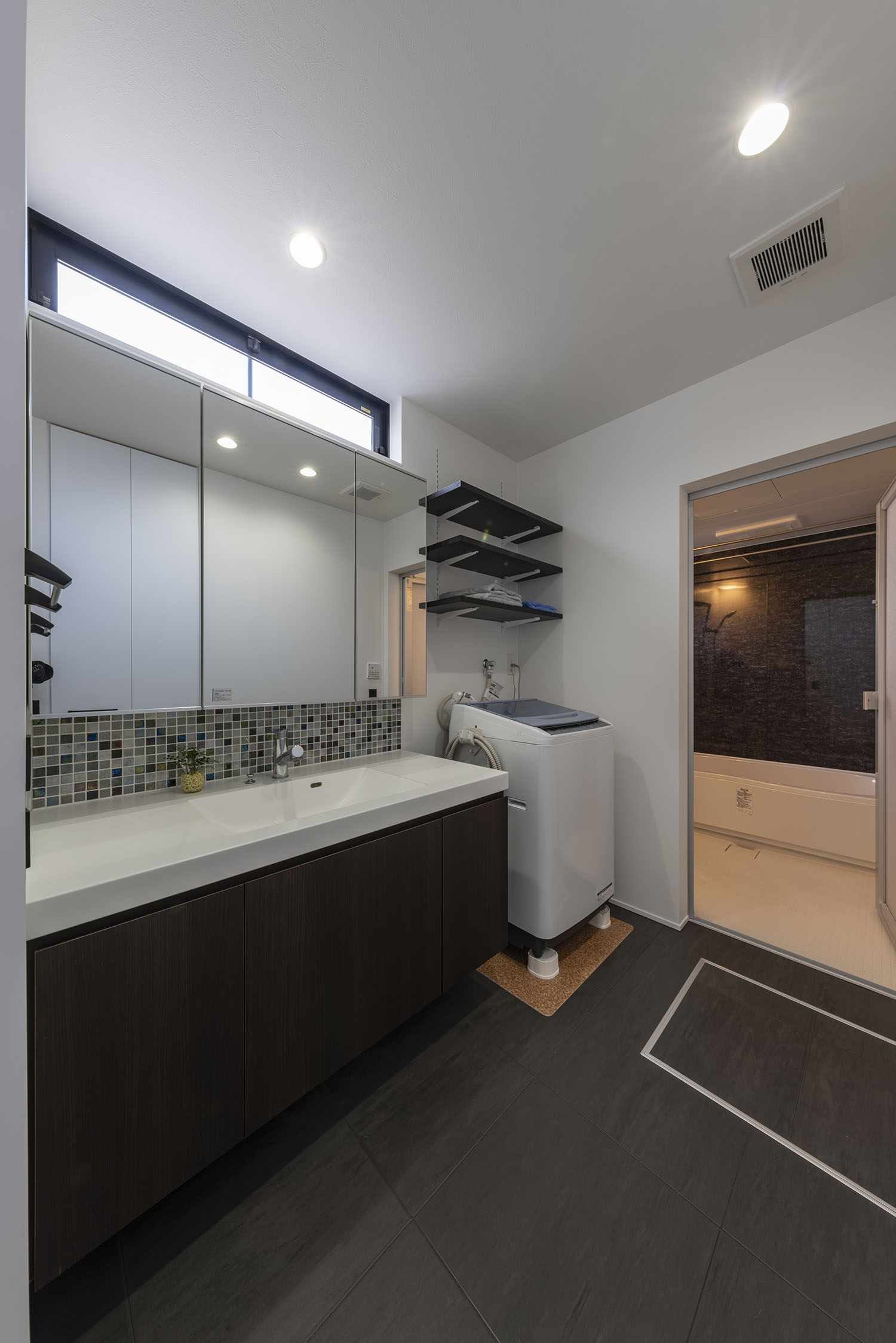 モノクロでまとめられた洗面所・フリーダムアーキテクツの事例 注文住宅・デザイン住宅建築実例_『CASE709 sumika』_浴室・洗面所