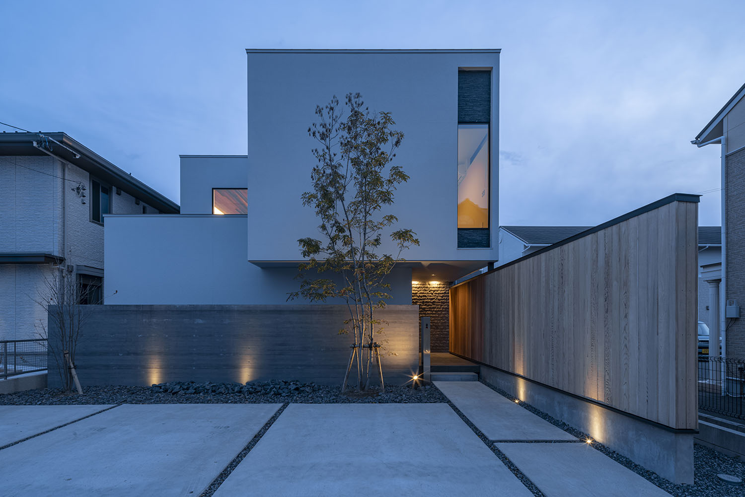 屋外照明に照らされるキューブ状の外観・フリーダムアーキテクツの事例 注文住宅・デザイン住宅建築実例_『CASE709 sumika』_外観