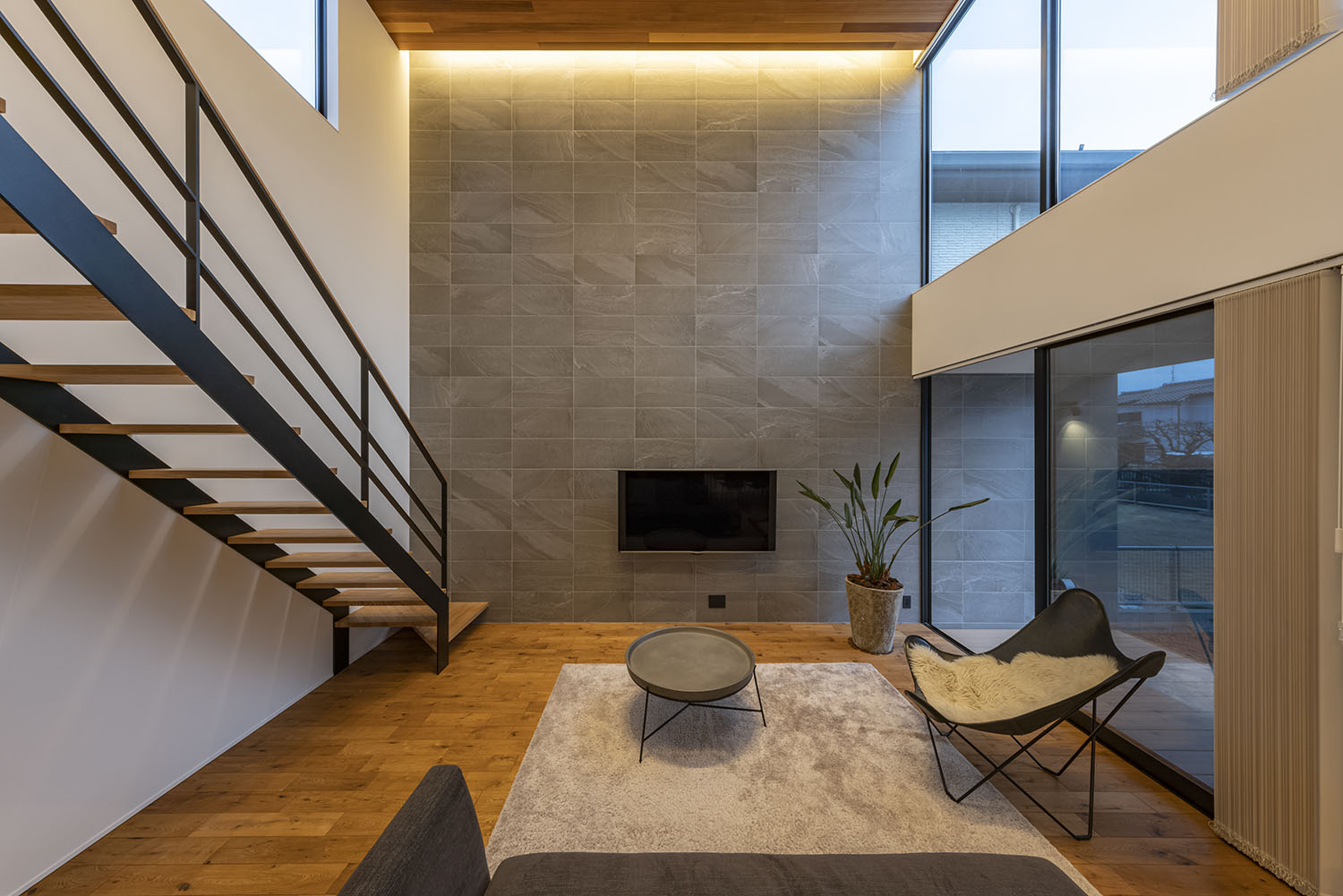 天井に間接照明が取り付けられたリビング・フリーダムアーキテクツの事例 注文住宅・デザイン住宅建築実例_『CASE709 sumika』_LDK