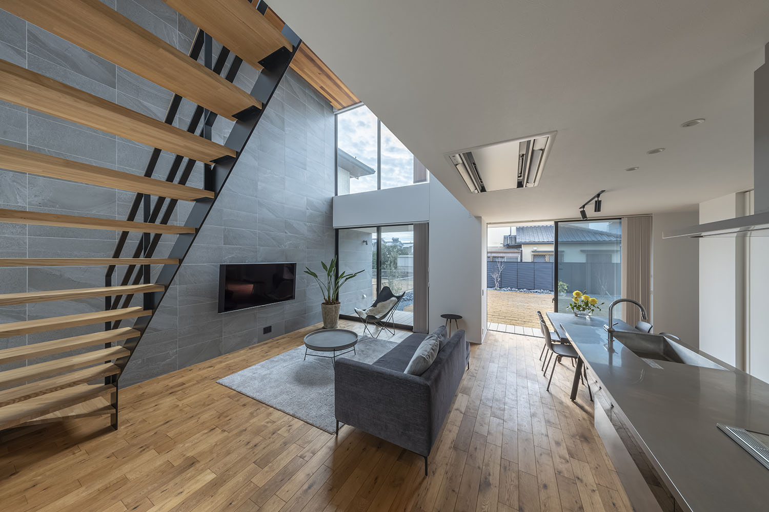 テラスとフラットに繋がるリビング・フリーダムアーキテクツの事例 注文住宅・デザイン住宅建築実例_『CASE709 sumika』_LDK