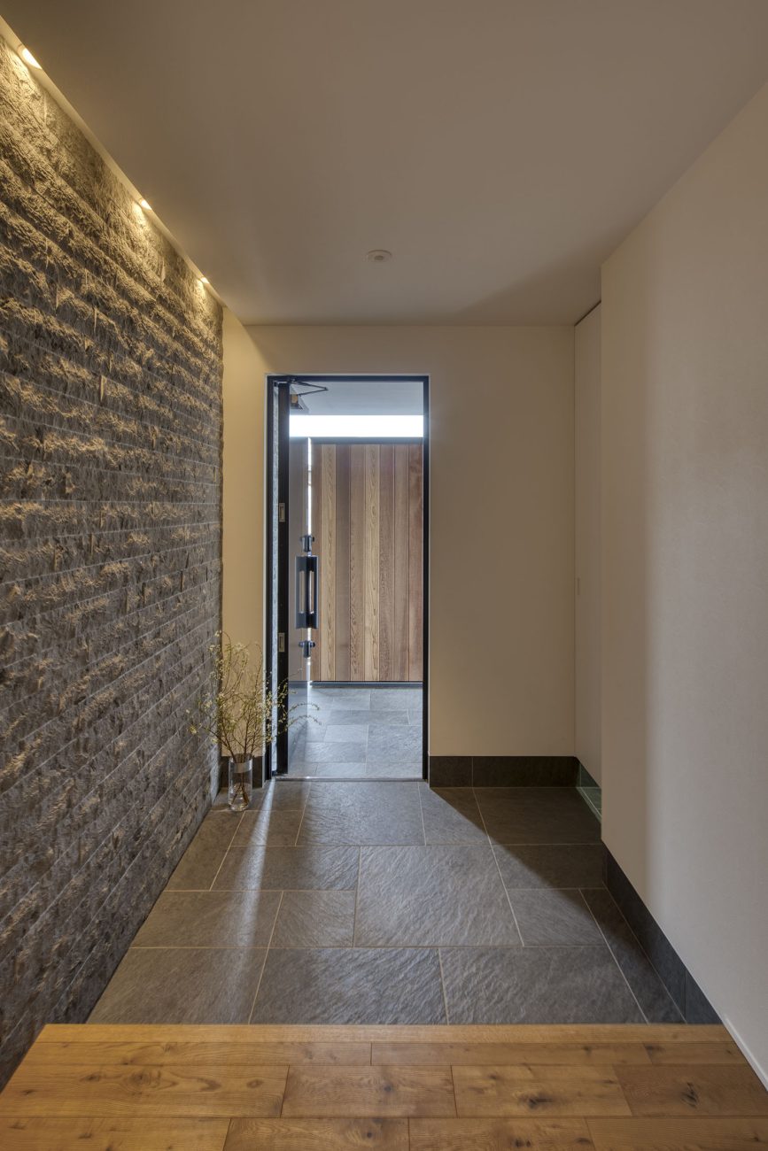 タイル張りの玄関から外が見える様子・フリーダムアーキテクツの事例 注文住宅・デザイン住宅建築実例_『CASE709 sumika』_玄関