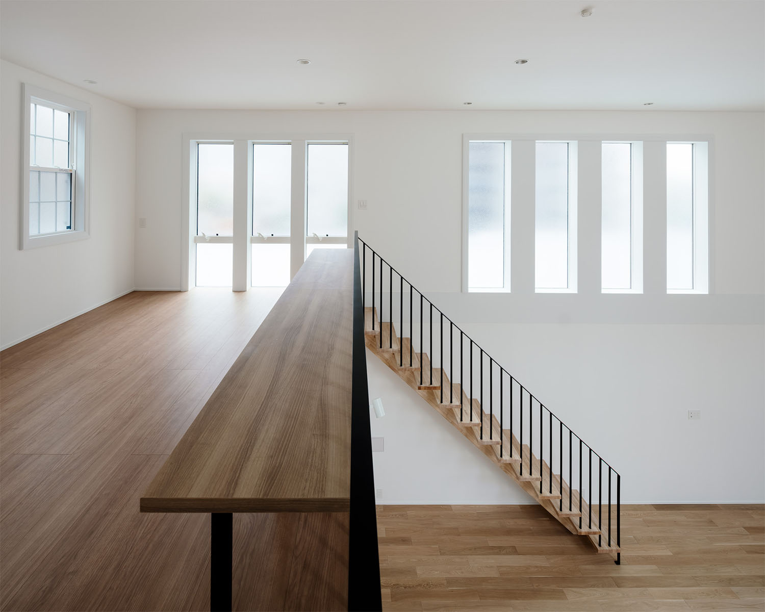 吹き抜けに面し、一階の様子が見えるデスクスペース・フリーダムアーキテクツの事例 注文住宅・デザイン住宅建築実例_『CASE710 décor』_LDK