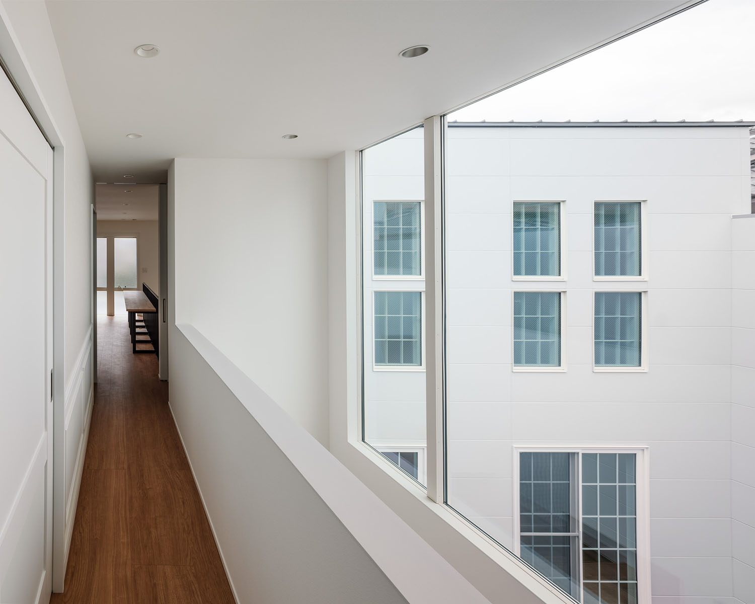 外の様子が見える二階の廊下・フリーダムアーキテクツの事例 注文住宅・デザイン住宅建築実例_『CASE710 décor』_廊下