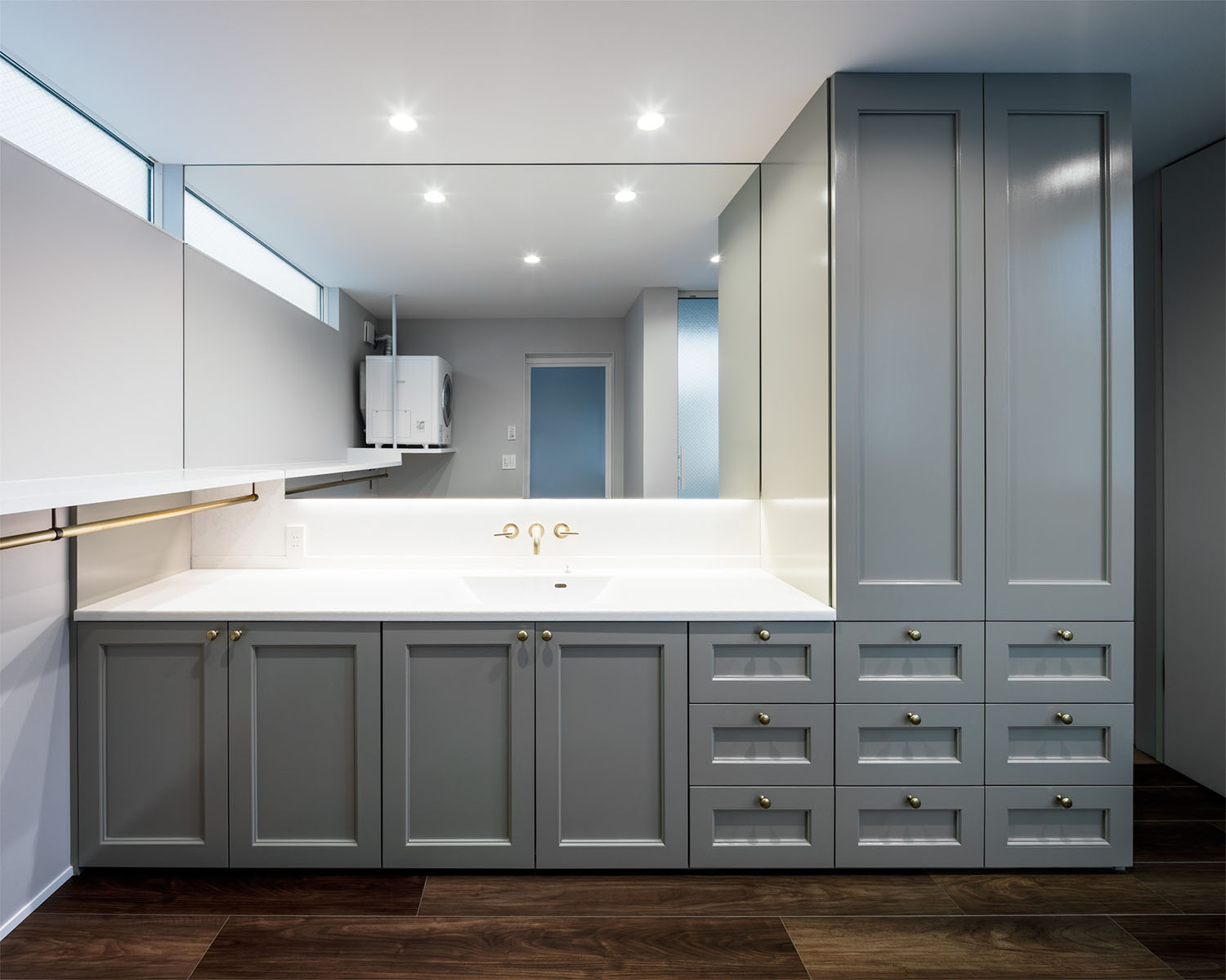 収納が豊富で、ホテルライクな洗面所・フリーダムアーキテクツの事例 注文住宅・デザイン住宅建築実例_『CASE710 décor』_浴室・洗面所