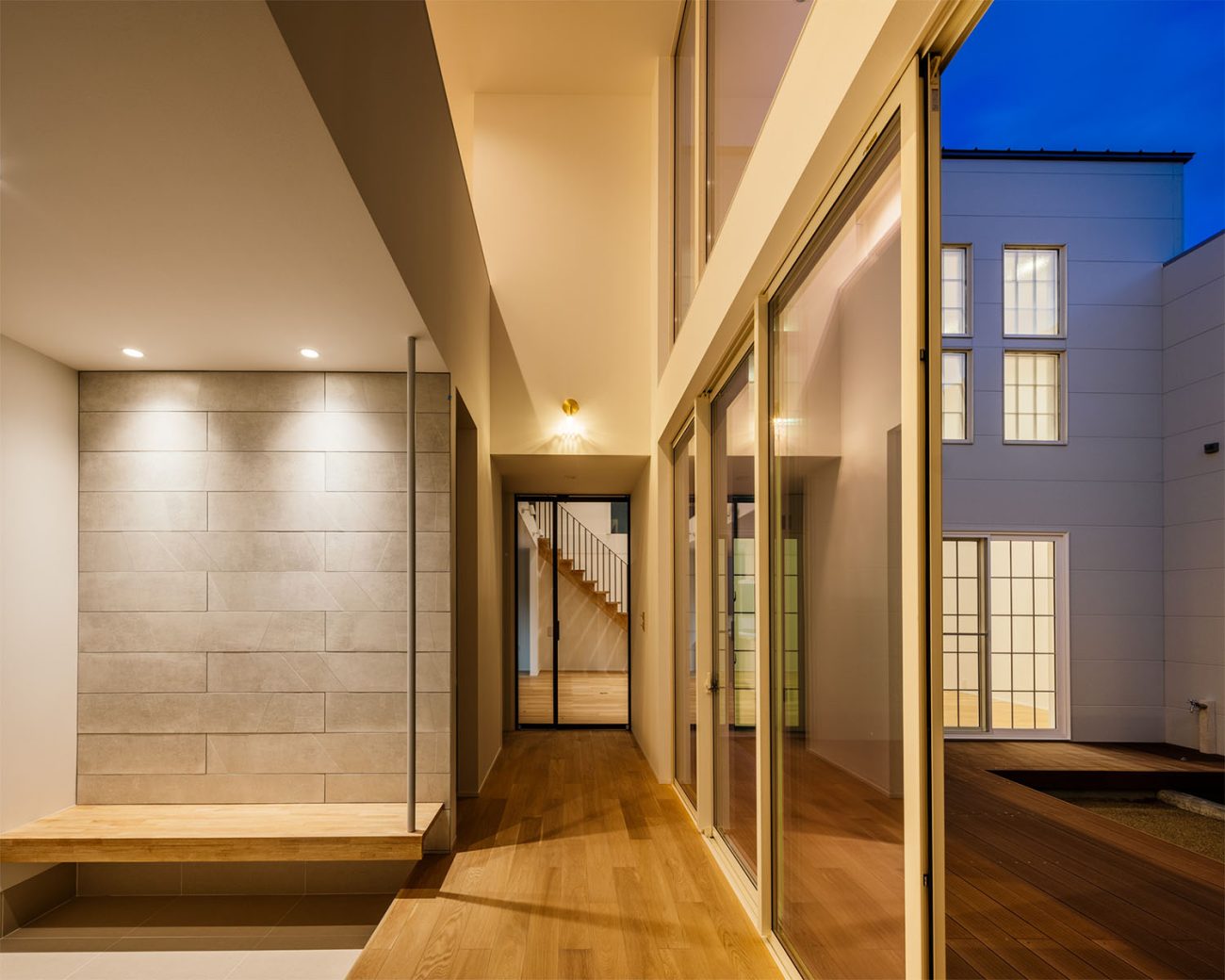 明かりがついている吹き抜けの廊下・フリーダムアーキテクツの事例 注文住宅・デザイン住宅建築実例_『CASE710 décor』_玄関