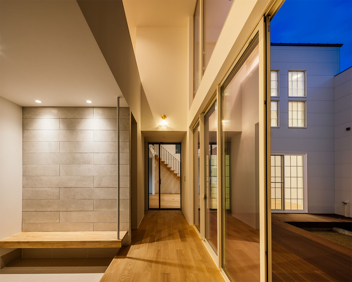 明かりがついている吹き抜けの廊下・フリーダムアーキテクツの事例 注文住宅・デザイン住宅建築実例_『CASE710 décor』_玄関