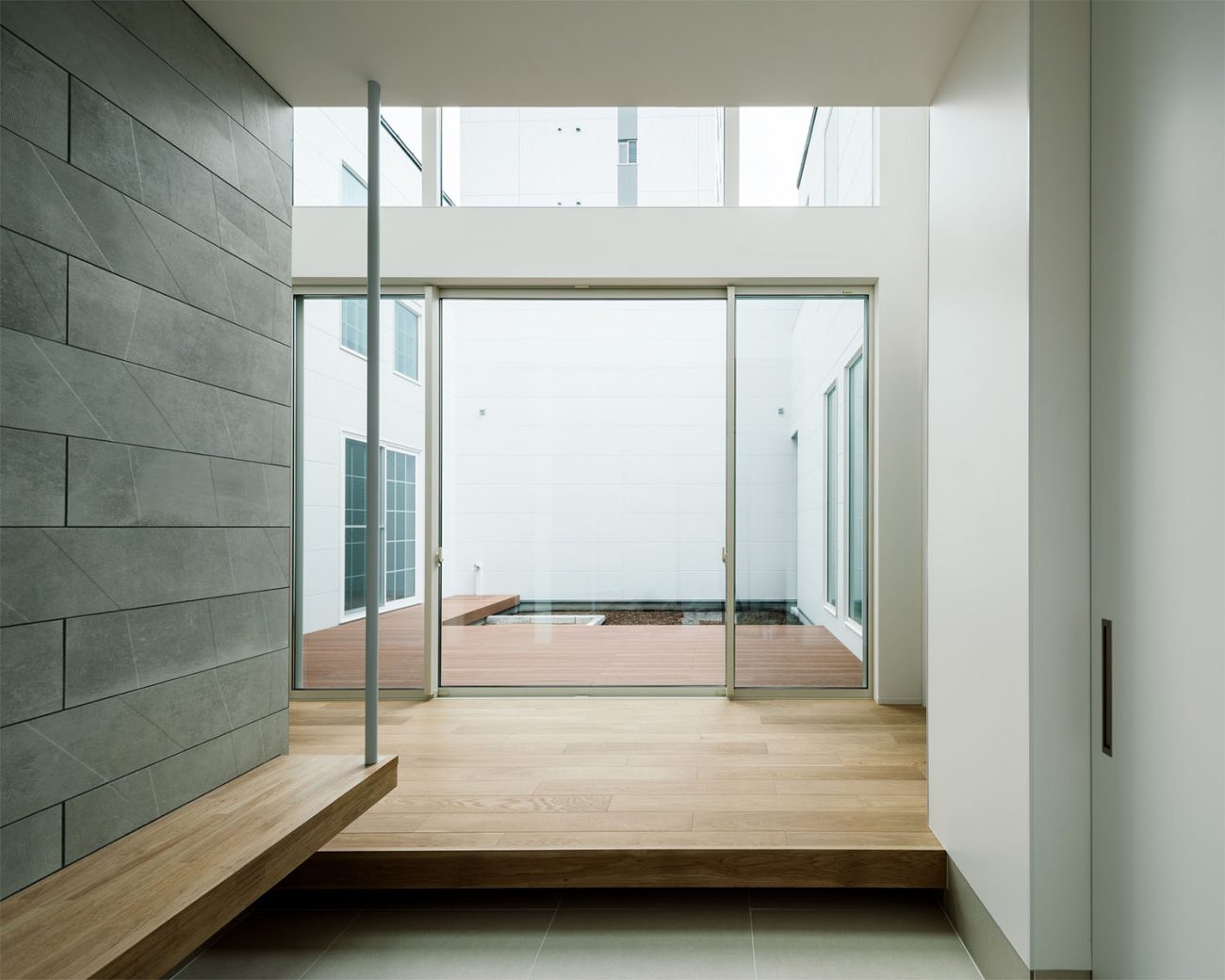 正面に中庭が見える開放的な玄関・フリーダムアーキテクツの事例 注文住宅・デザイン住宅建築実例_『CASE710 décor』_玄関