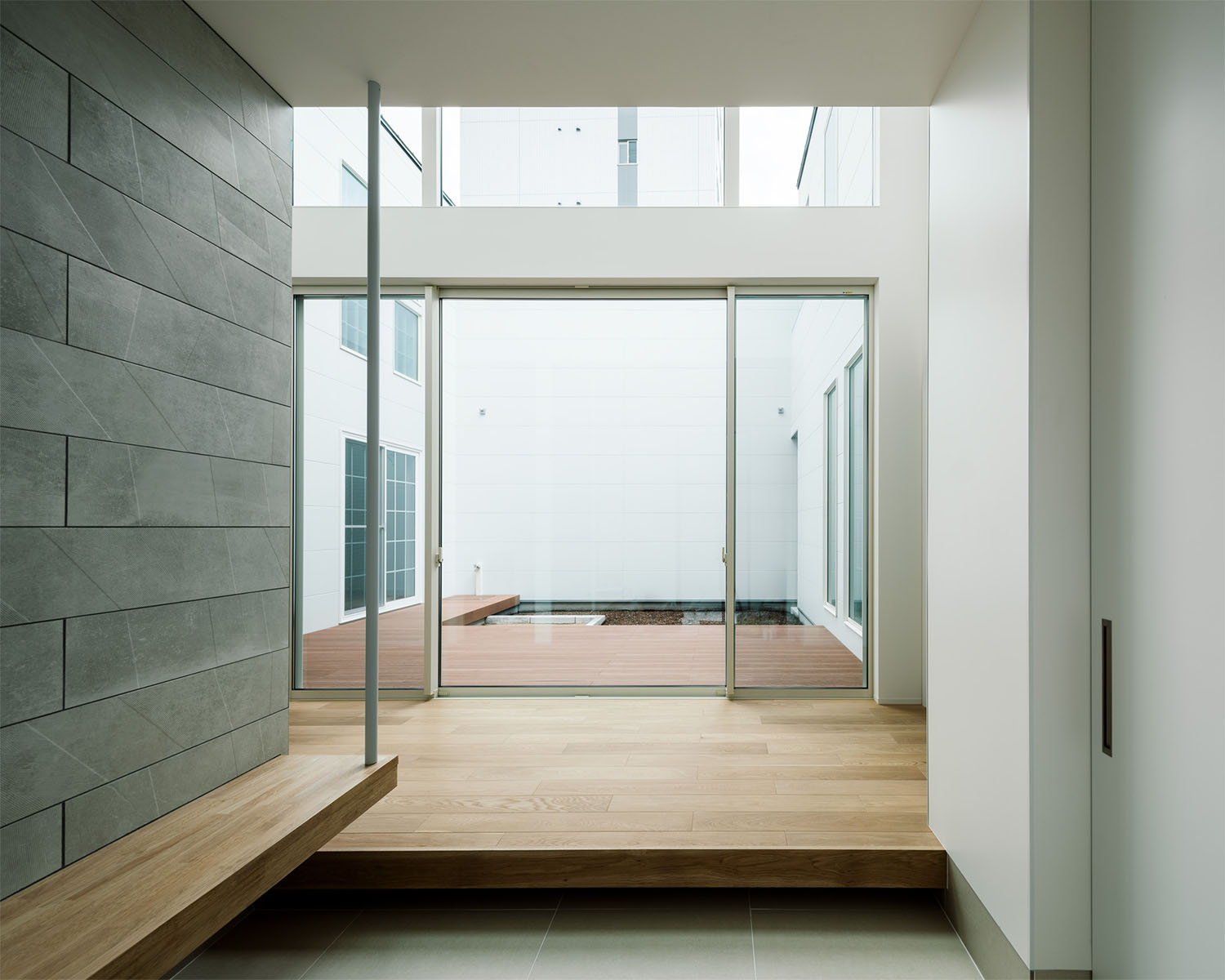 正面に中庭が見える開放的な玄関・フリーダムアーキテクツの事例 注文住宅・デザイン住宅建築実例_『CASE710 décor』_玄関