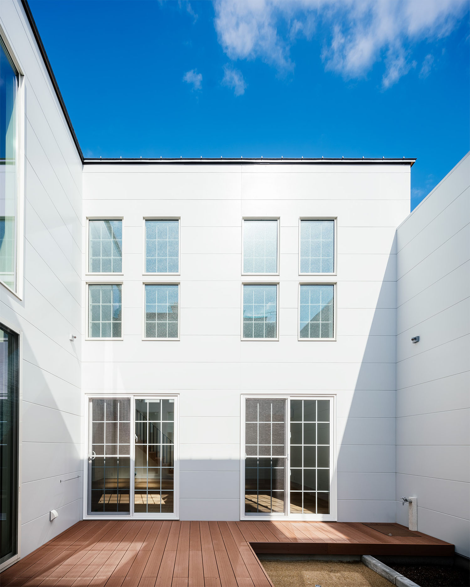 中庭から見た外観・フリーダムアーキテクツの事例 注文住宅・デザイン住宅建築実例_『CASE710 décor』_中庭