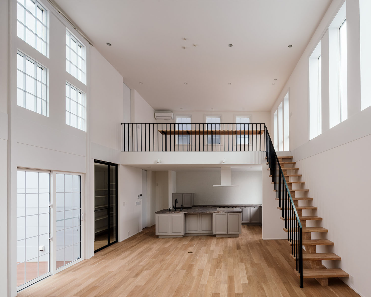 リビングイン階段があり吹き抜けになっているLDK・フリーダムアーキテクツの事例 注文住宅・デザイン住宅建築実例_『CASE710 décor』_LDK