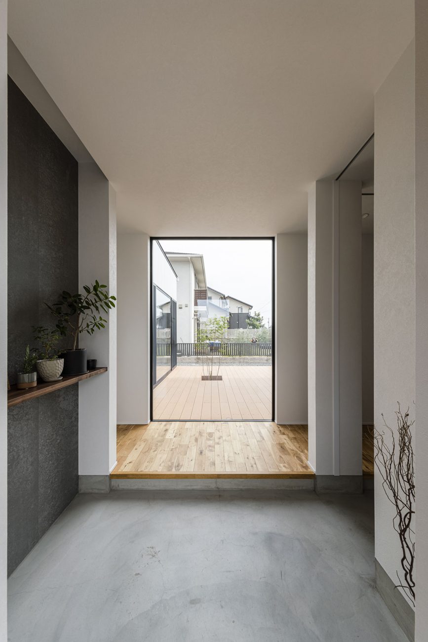 注文住宅・平屋・玄関・玄関広い・モルタル玄関・中庭が見える玄関 注文住宅・デザイン住宅建築実例_『CASE711 「遊」・「作」』_玄関