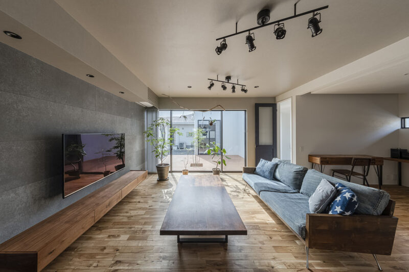 中庭とフラットにつなげることで開放感を演出した平屋のリビング