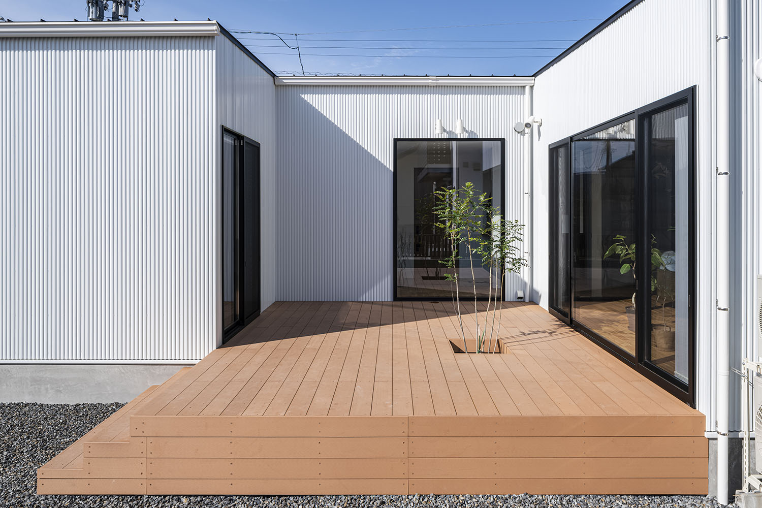 注文住宅・平屋・中庭・ウッドデッキ・植栽・中庭照明 注文住宅・デザイン住宅建築実例_『CASE711 「遊」・「作」』_中庭