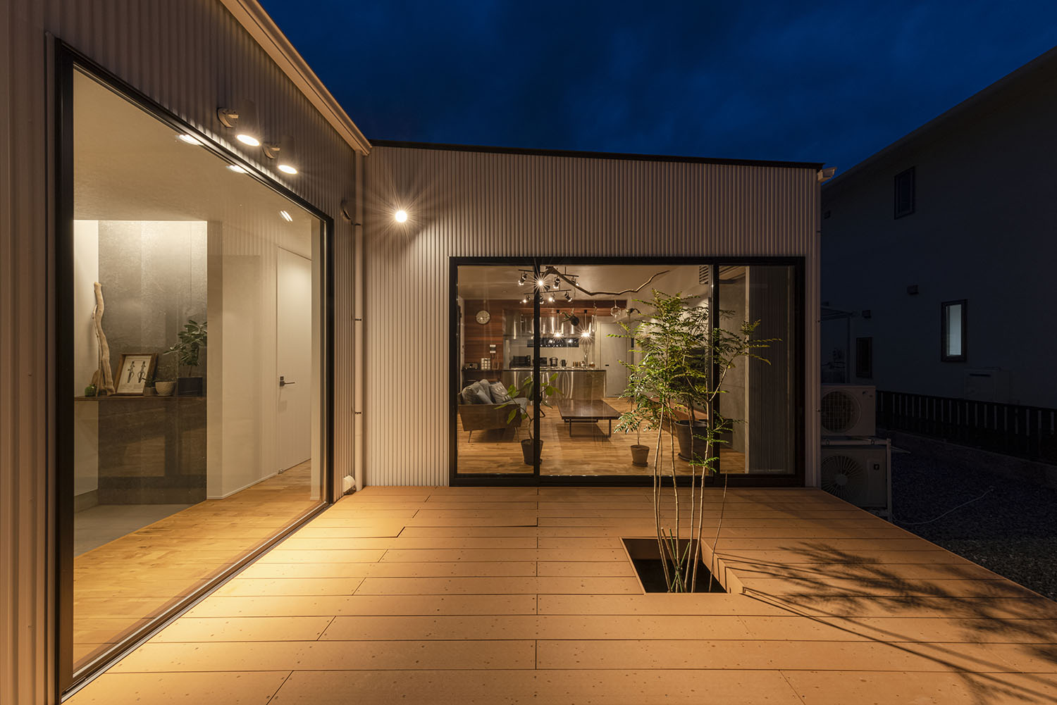 注文住宅・平屋・中庭・ウッドデッキ・植栽・中庭照明 注文住宅・デザイン住宅建築実例_『CASE711 「遊」・「作」』_中庭