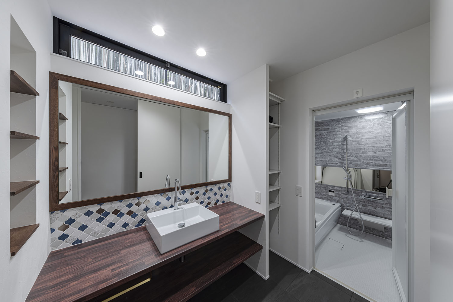 注文住宅・洗面所・スリット窓・洗面脱衣所・清潔感のある洗面所 注文住宅・デザイン住宅建築実例_『CASE712 澄』_浴室・洗面所