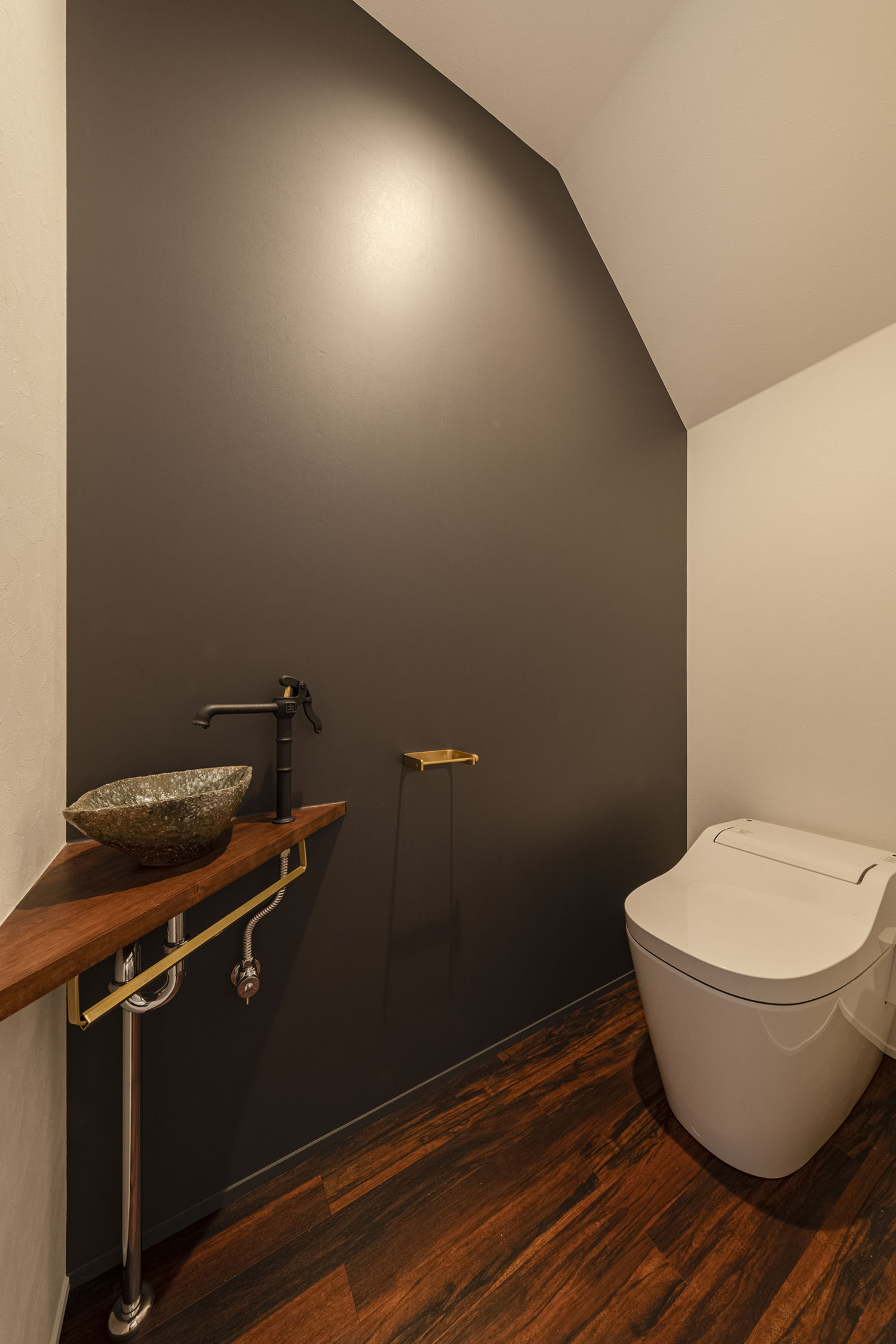 注文住宅・トイレ・アクセントクロス・トイレ薄型手洗い 注文住宅・デザイン住宅建築実例_『CASE712 澄』_トイレ