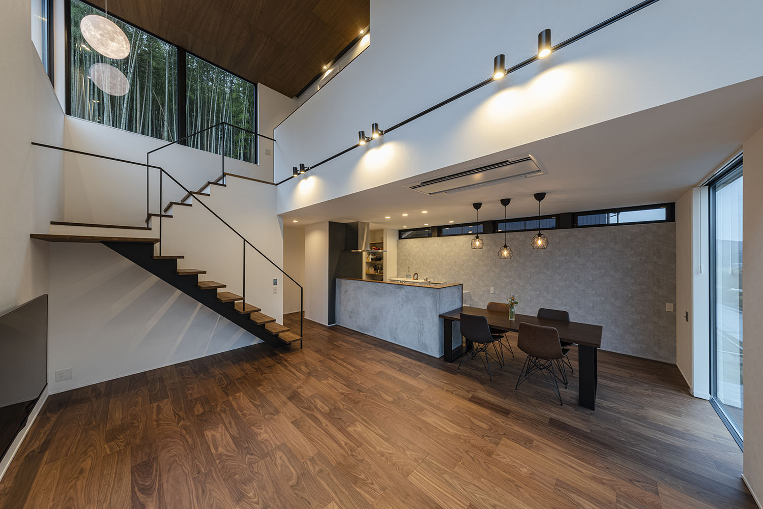 注文住宅・LDK・田舎暮らし・吹き抜け・リビングイン階段・アイアン手摺・開放感のあるリビング 注文住宅・デザイン住宅建築実例_『CASE712 澄』_LDK