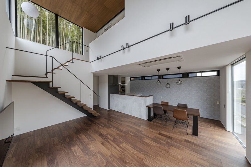 2人で過ごす時間を重視した吹き抜けの開放的なLDK