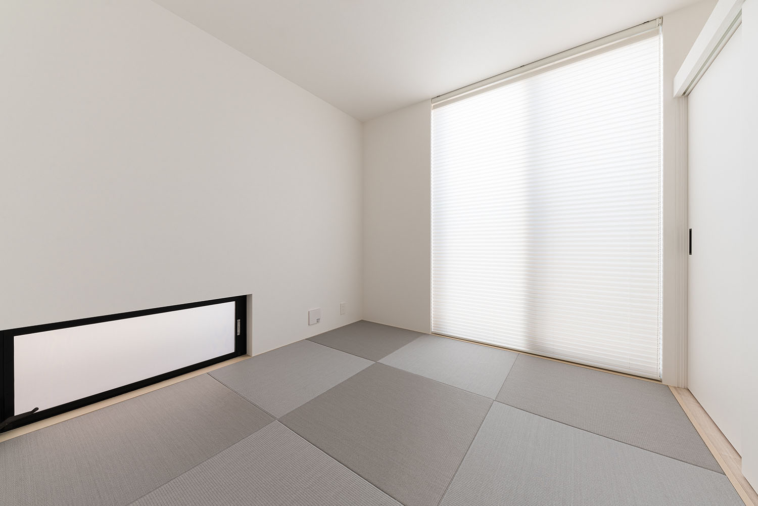 注文住宅・和室・琉球畳・明るい和室・地窓・モダンな和室 注文住宅・デザイン住宅建築実例_『CASE713 トレイスライン』_和室