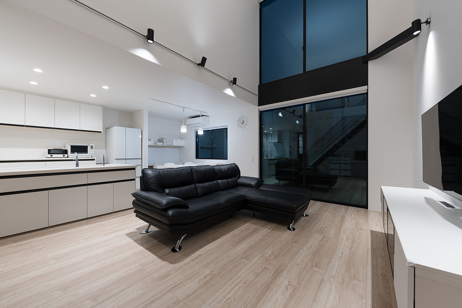 注文住宅・LDK・吹き抜け・開放感のある・大きな窓のある・モノトーンのLDK 注文住宅・デザイン住宅建築実例_『CASE713 トレイスライン』_LDK