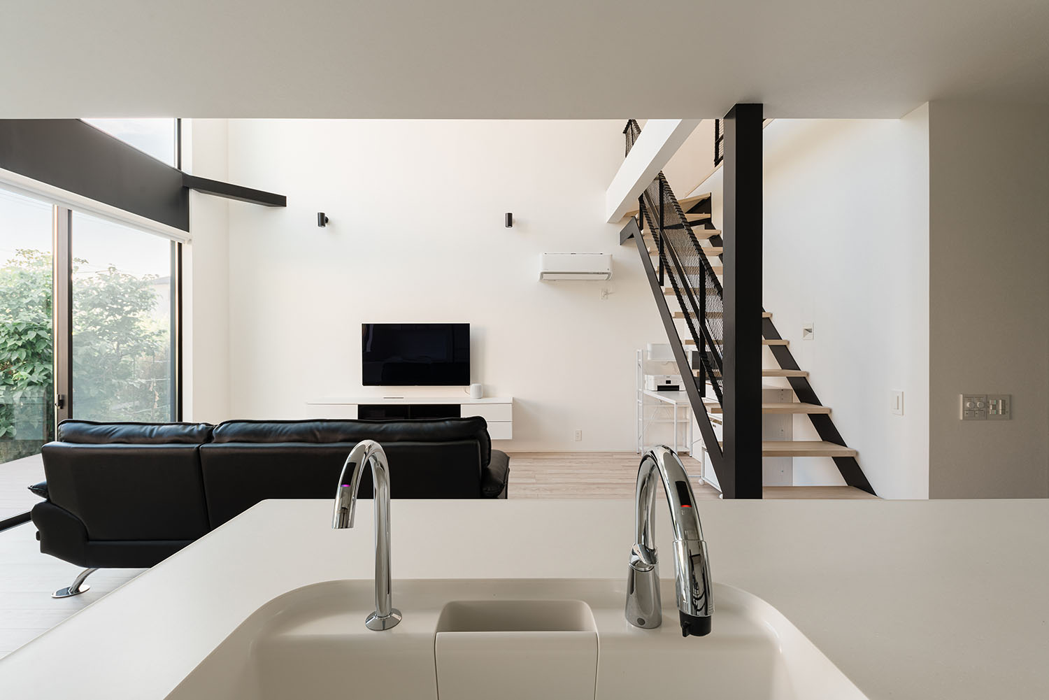 注文住宅・LDK・吹き抜け・開放感のある・大きな窓のある・モノトーンのLDK 注文住宅・デザイン住宅建築実例_『CASE713 トレイスライン』_LDK