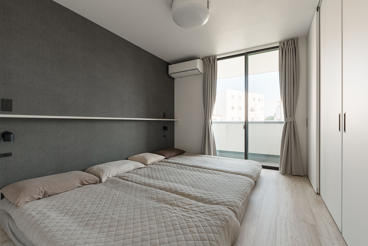 注文住宅・寝室・布団派・家族4人・明るい寝室・アクセントクロス 注文住宅・デザイン住宅建築実例_『CASE713 トレイスライン』_寝室