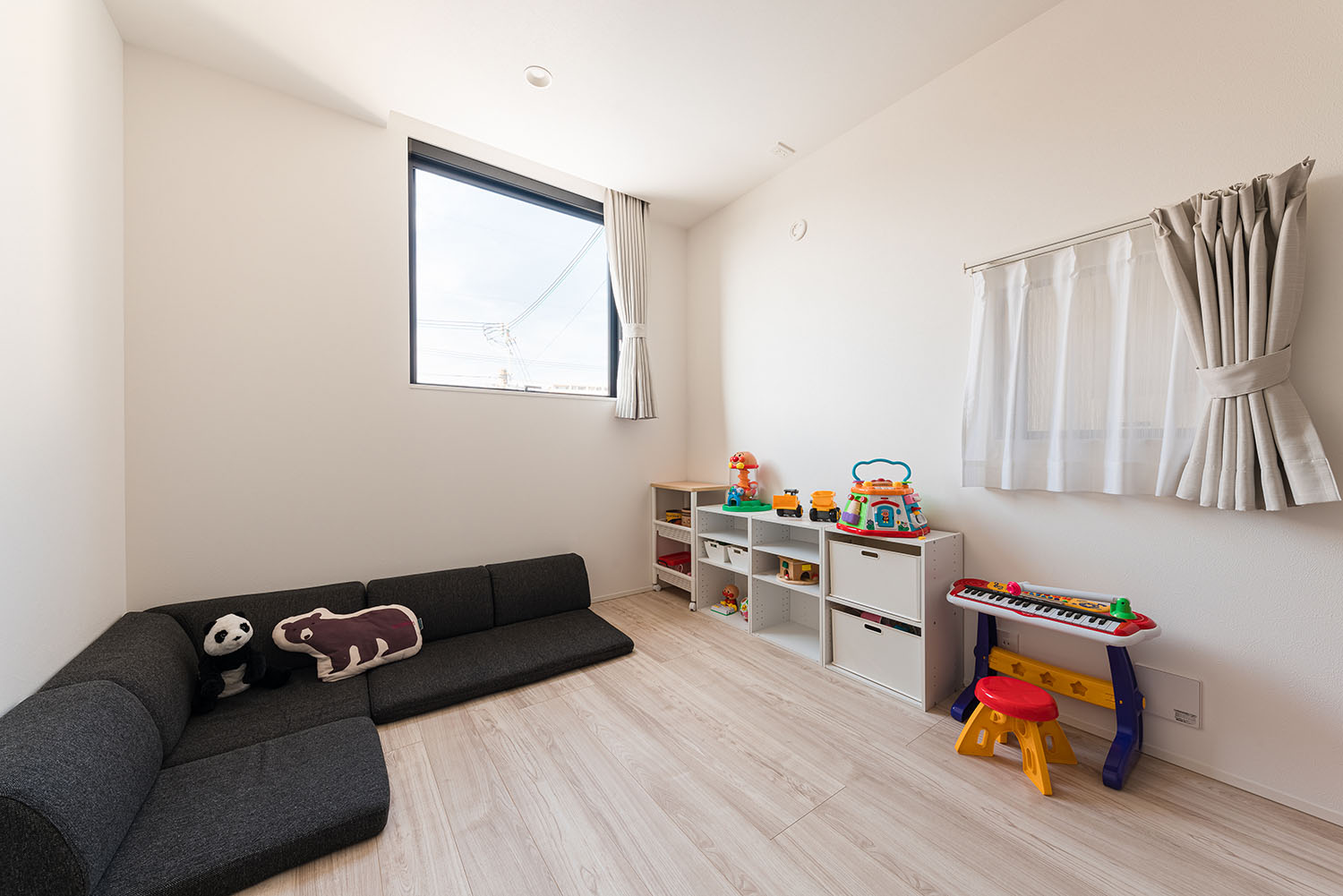 注文住宅・子供部屋・小窓・明るい子供部屋 注文住宅・デザイン住宅建築実例_『CASE713 トレイスライン』_子供部屋