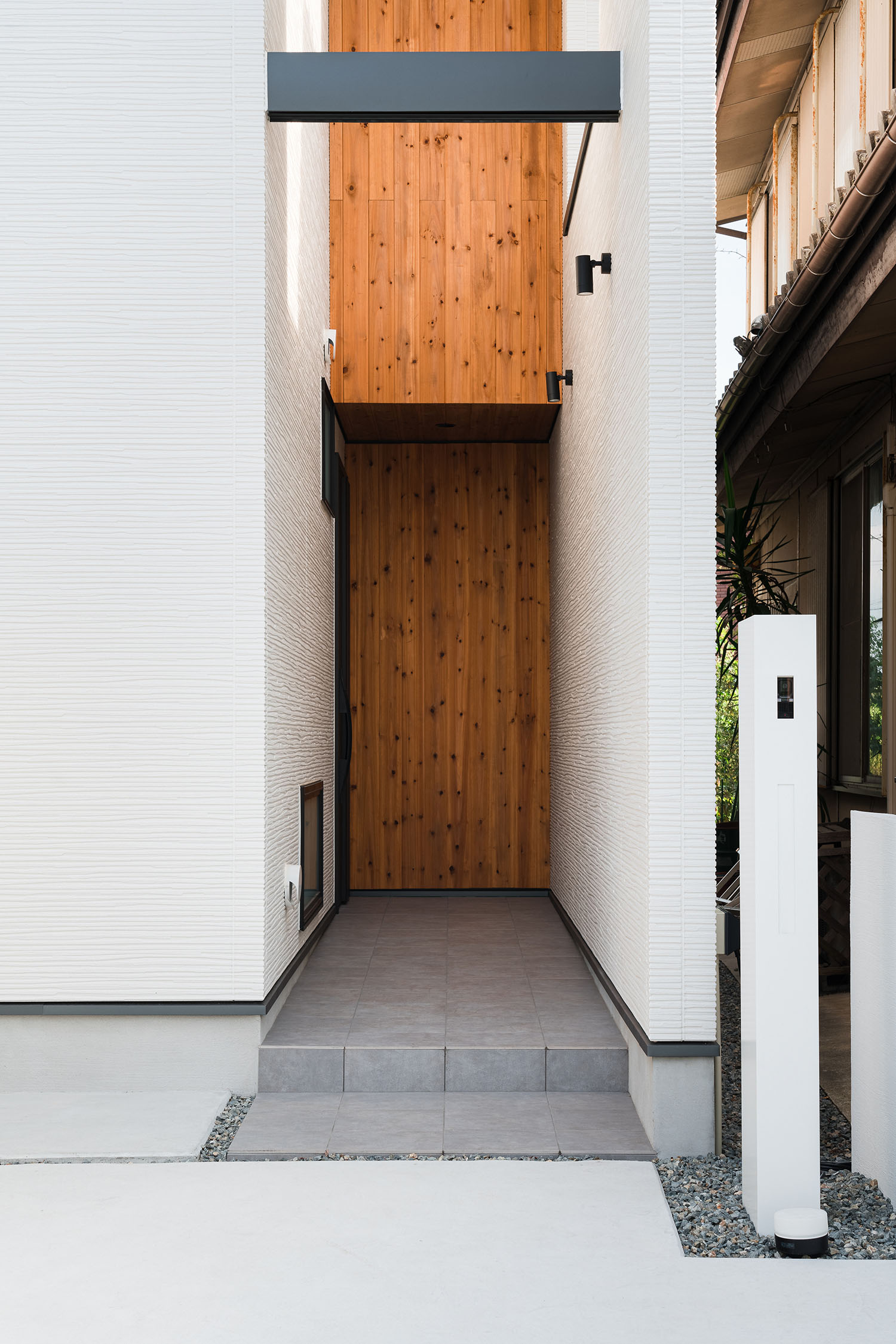 注文住宅・外観・玄関ポーチ・玄関アプローチ・おしゃれなアプローチ 注文住宅・デザイン住宅建築実例_『CASE713 トレイスライン』_外観