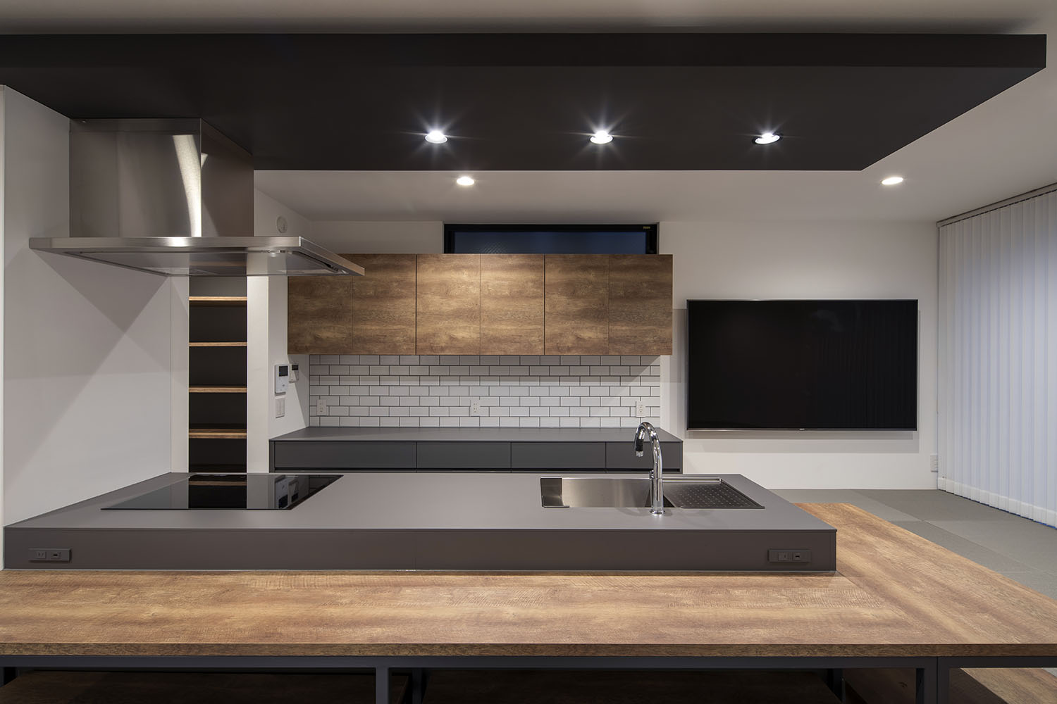 注文住宅・LDK・キッチン・カウンターキッチン・一枚板のカウンター・パントリー 注文住宅・デザイン住宅建築実例_『CASE714 Grav』_キッチン